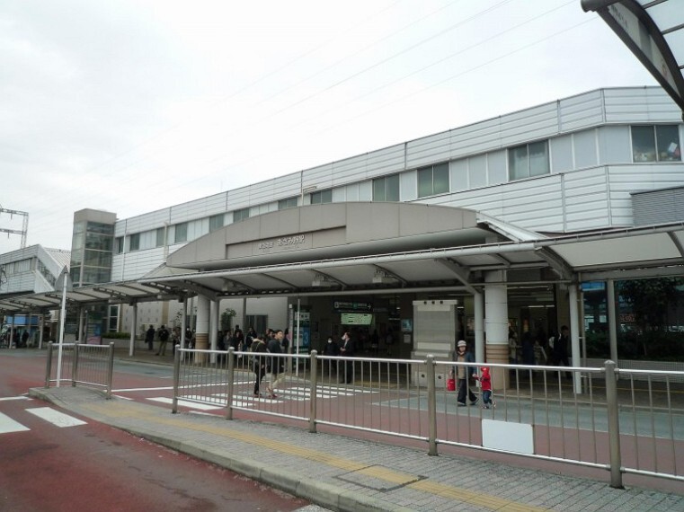 あざみ野駅(急行停車駅。渋谷までの所要時間は急行乗車で約20分、JR線が乗り入れる長津田駅までは約7分。)