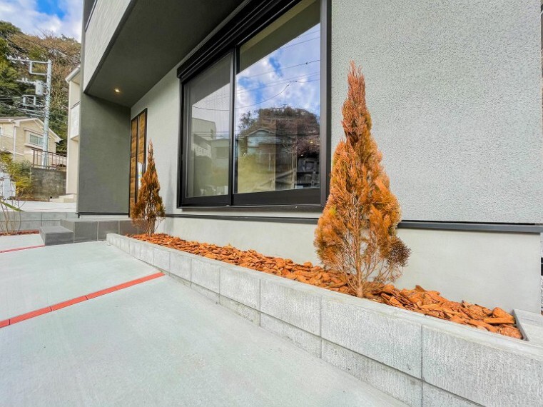 現況外観写真 植栽の位置や開放的なエクステリアも含めて美しくトータルにデザインされております。