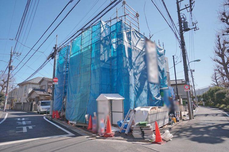 現況写真 解放感のある南西角地にこれから3LDKの建物を建築中です。