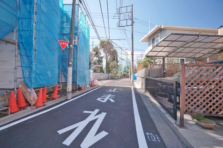 現況写真 現地周辺は第一種低層住居エリアの落ち着いた住宅地。空を広く見渡せる開放感のある住環境です。