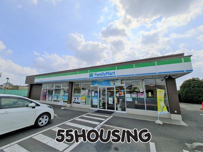 コンビニ ファミリーマート桶川加納店 徒歩9分。
