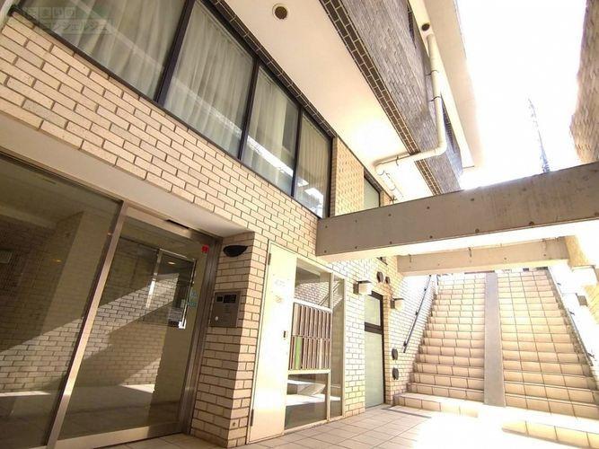 エントランス(外) 《エントランス》オートロックで防犯対策もしっかりしています。郵便BOXも共有部分にあるのでプライバシーも保たれます。