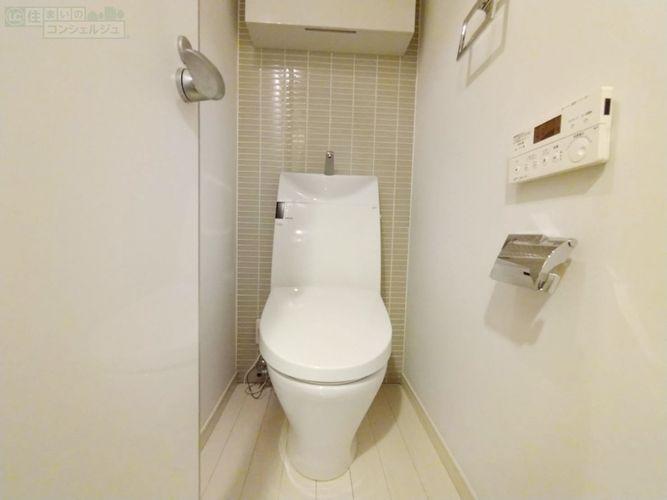 トイレ 《トイレ》ウォシュレット付きトイレ。作り戸棚もあり、トイレットペーパーや掃除道具も収納できます。