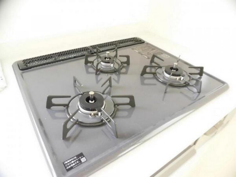 キッチン 【同仕様写真】新品交換したキッチンは3口コンロで同時調理が可能。大きなお鍋を置いても困らない広さです。お手入れ簡単なコンロなのでうっかり吹きこぼしてもお掃除ラクラクです。