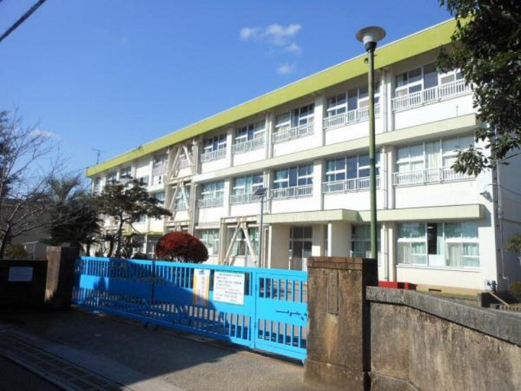小学校 三里小学校まで徒歩25分。(約2km)お子さんの体力づくりにぴったりですね。