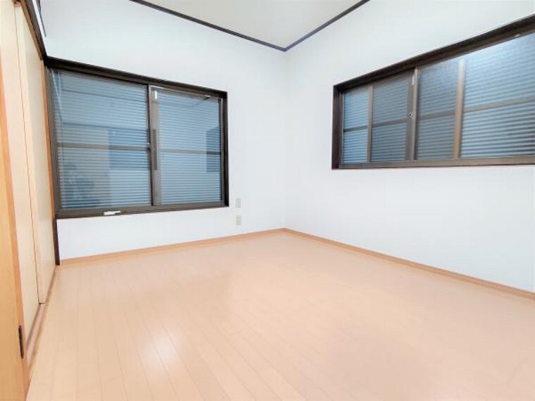 【リフォーム済】2階洋室です。壁・天井クロス張替え、床はフローリング施工を行いました。南向きで日当たり良好です。