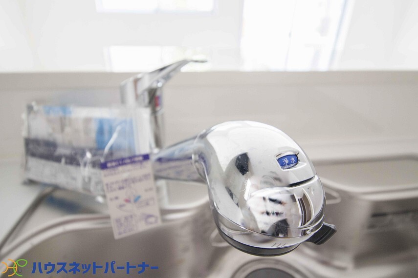 小型浄水カートリッジを水栓本体に内蔵。キッチンを広々と使える上、浄水カートリッジ交換も簡単です。湯水の使い分けができるエコシングル機構も搭載しています。