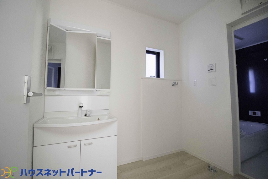 十分な大きさの洗面台は、身だしなみチェックや歯磨きなど、朝の慌ただしい時間でもホテルライクなスペースで余裕とゆとりを感じて頂けます。