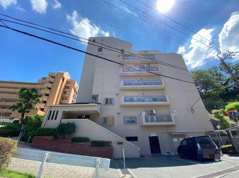 外観写真 11階建てマンションの8階部分です