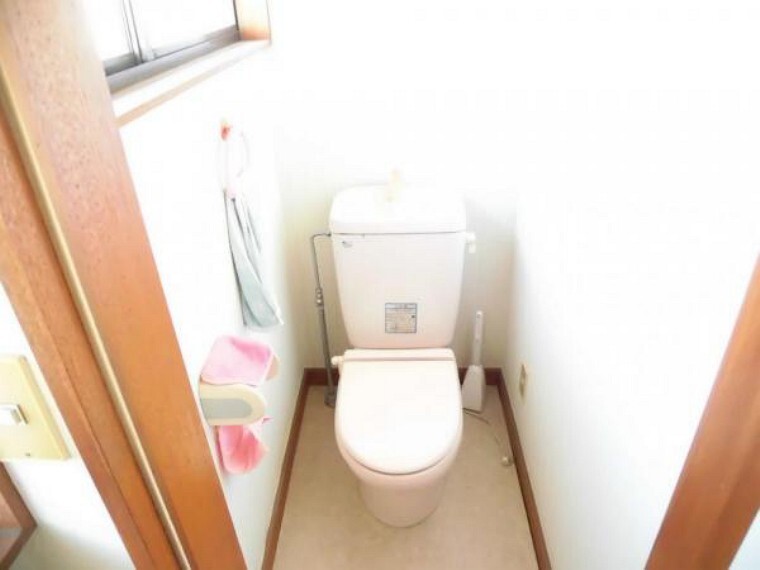 トイレ (リフォーム前)2階にもトイレがあります。1階と同仕様のTOTO製ウォシュレットに新品交換します。朝の順番待ちのイライラも解消です。クロス・クッションフロア張替、LED照明交換します。