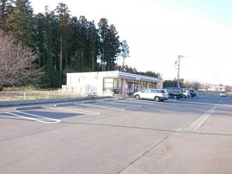 スーパー セブンイレブン様まで徒歩10分(800m)。コンビニが徒歩圏にあると車や自転車を使う必要がないので助かりますね。