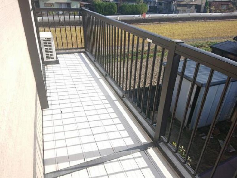 バルコニー リフォーム中 バルコニー 南側のバルコニーです。家族のお布団はこちらでも干せます。お日さまの香りがふんわり香るフカフカのお布団なら疲れた体も「ポカポカ」温まりゆっくり休めますね。