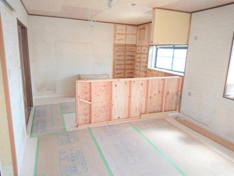居間・リビング リフォーム中 リビング(別角度) 天井・壁クロス張替、床フローリング重ね張り、照明器具交換、エアコン1台設置、火災報知機設置。 学校で嫌な事があっても、仕事で疲れて帰る夜も、我が家に帰ると「ホッ」とした気持ちになれるおうちづくりを。