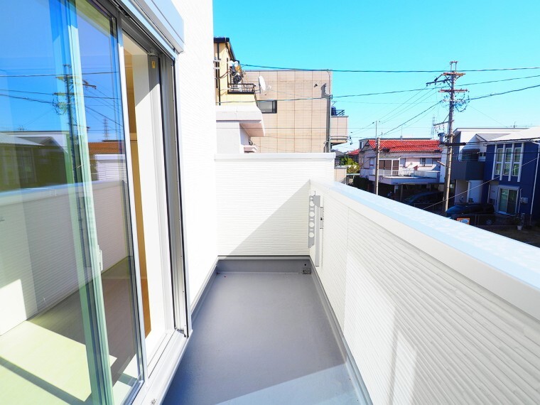バルコニー 【イメージ】 前に大きな建物が無く、日差しや見晴らしも良いのが嬉しいですね