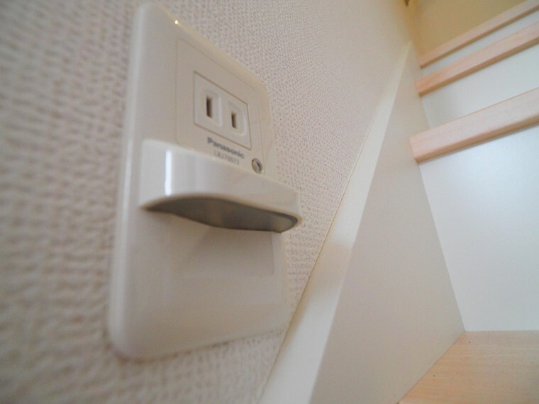 【イメージ】 センサーで足元を照らしてくれるので安全ですね