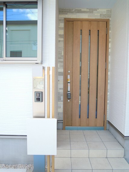 玄関 【イメージ】 屋根があるので雨の日でも直接雨が当たらず安心ですね。 セキュリティー対策として使えるモニタ付きインターホンが付いています。