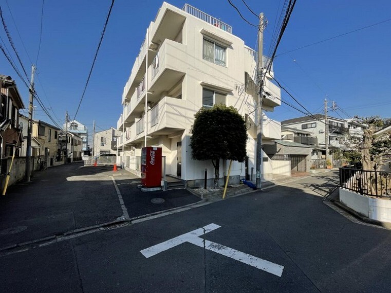 外観写真 季節の移ろいを身近に感じる、自然豊かな閑静な住宅地に建つマンション。