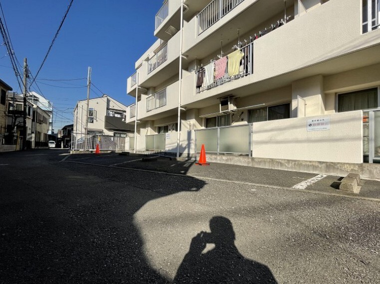 敷地内駐車場 お車の出し入れがし易いゆったりとしたレイアウトの敷地内駐車場。外観共有部写真-敷地内駐車場