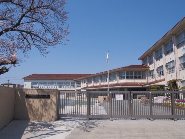 小学校 宮西小学校まで徒歩約18分。(約1400m)