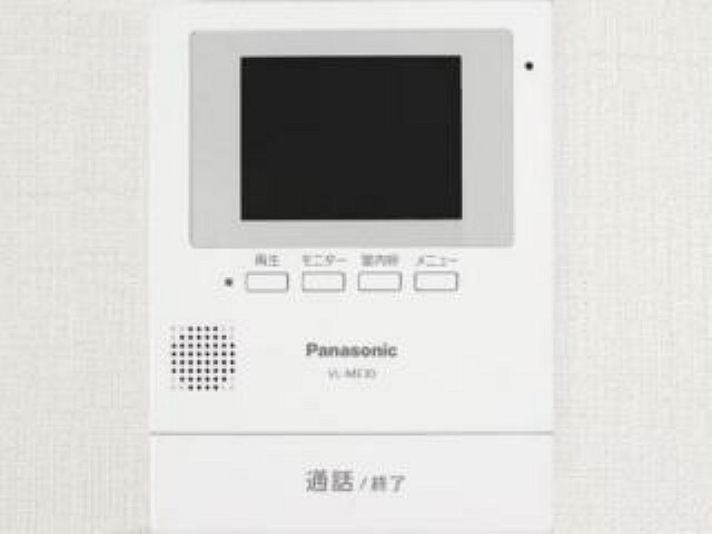 専用部・室内写真 【同仕様写真】新しく設置するドアホンはカラーモニター付き。モニターで玄関にいらしたお客様を確認してから応対できます。留守中の来客も記録できるので防犯面でも安心ですね。※企画は変更になる場合があります。