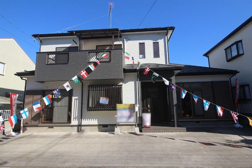 外観写真 白と黒が基調の飽きの来ない配色の外観です
