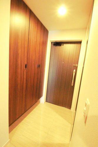 玄関 大型の下駄箱が付いています