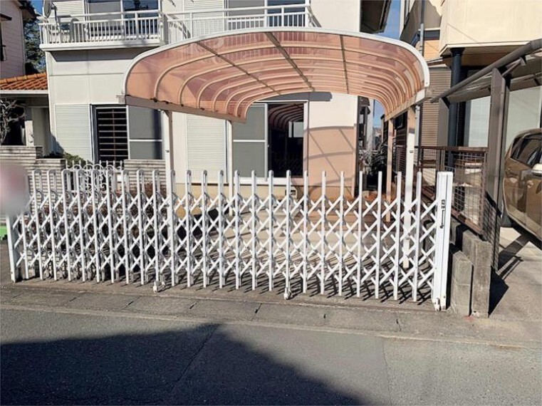 駐車場 カーポートが付いているので雨の日の乗り降りも濡れずに安心