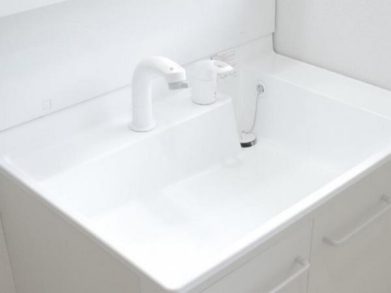 【同仕様写真】洗面化粧台はTOTO製の新品に交換します。スクエアなデザインの洗面ボウルは間口75cm、実容量8.5Lと広々。水が流れやすい滑り台ボウルで全体に水がいきわたります。