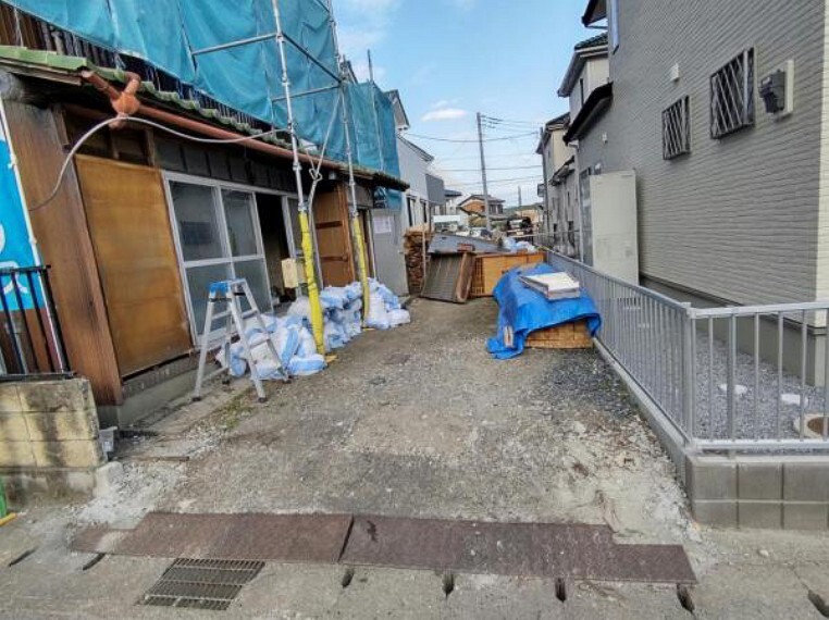 駐車場 【リフォーム中4/5撮影】駐車場の写真です。門塀は撤去し砂利引きを行い、縦列2台駐車可能です。すっきりとした印象の駐車場に生まれ変わりますよ。