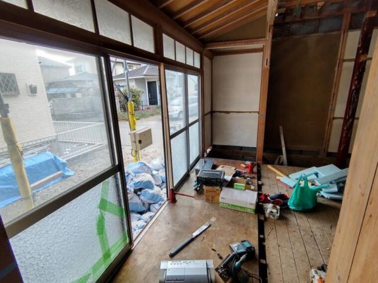 【リフォーム中4/5撮影】1階和室の写真です。床張替え、建具交換、照明交換を行い、明るくすっきりしたLDKを作成予定です。南側の窓から暖かい陽射しが差し込みますよ。