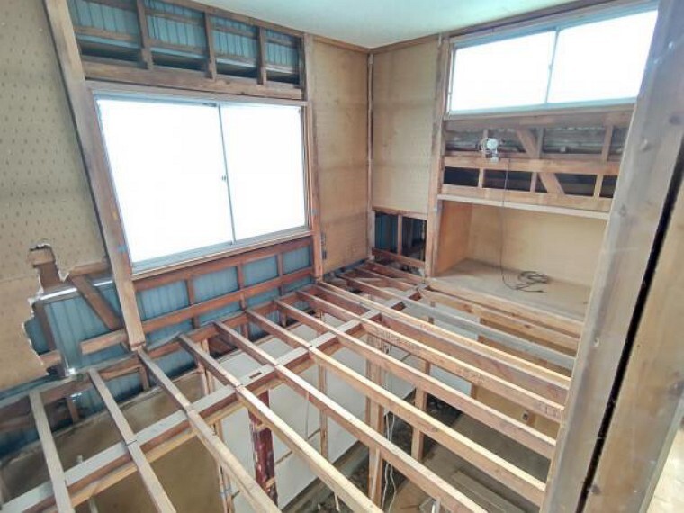 【リフォーム中4/5撮影】2階洋室の写真です。床重ね張り、建具交換、、クロス張替え、照明交換を行います。明るくすっきりした空間に生まれ変わります。南側に面していますので、暖かい陽射しが差し込みますよ。