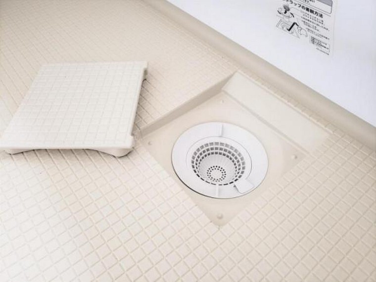 専用部・室内写真 【リフォーム済】新品の排水口は、凹凸が少なく、汚れが落としやすい形状なのでお掃除がラクラク。さらにトラップカバーを開けて見える部分すべてが抗菌・防カビ効果を持つ樹脂で、ぬめりやカビ汚れの増殖を抑えます。
