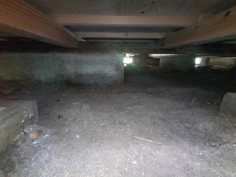 中古住宅の3大リスクである、雨漏り、主要構造部分の欠陥や腐食、給排水管の漏水や故障を2年間保証します。その前提で床下まで確認の上でリフォームし、シロアリの被害調査と防除工事もおこなっています。
