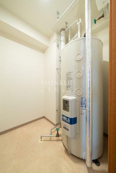 発電・温水設備 電気温水器/納戸スペース　（2021年2月撮影）