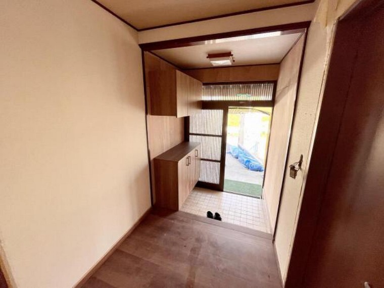 【リフォーム中】廊下側から見た玄関です。収納も多く、広々とした玄関でお出掛けも楽しくなりそうですね。