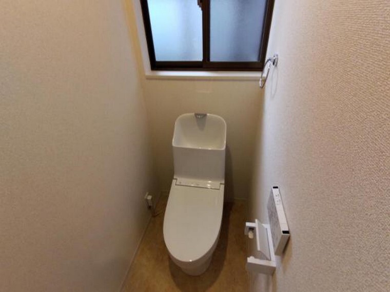 トイレ 【リフォーム済】TOTO製のトイレに新品交換いたしました。ウォシュレット機能付きで便座が冬でも温かいものが嬉しいですよね。