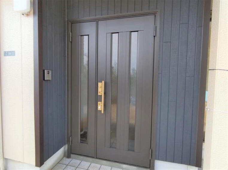 玄関 【リフォーム済】玄関扉は新しく設置しました。全体として玄関のお色が暗めですのでお家の印象としてバランスがよく見えますね。