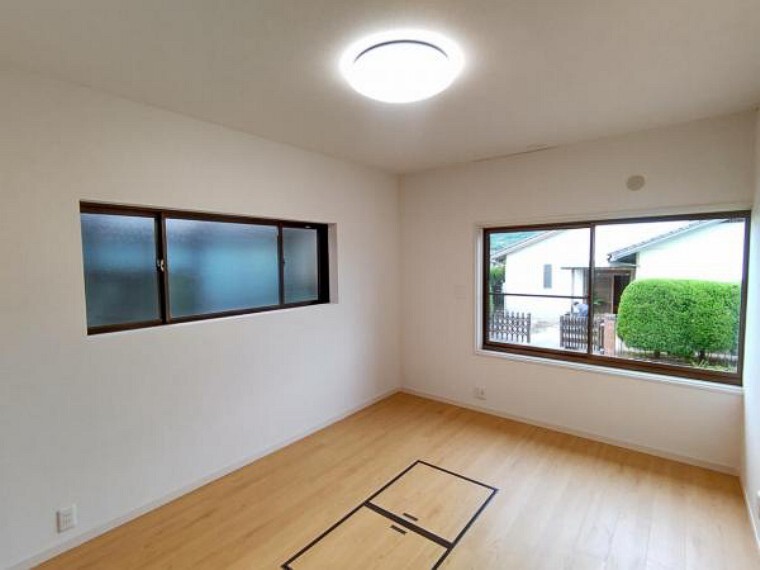 【リフォーム済】元々キッチンであったお部屋を北側洋室に変更しました。道路側は雨戸も付いていて夏の台風も怖くありません。天井・壁クロス張りを行っております。床下点検口のあるお部屋です。