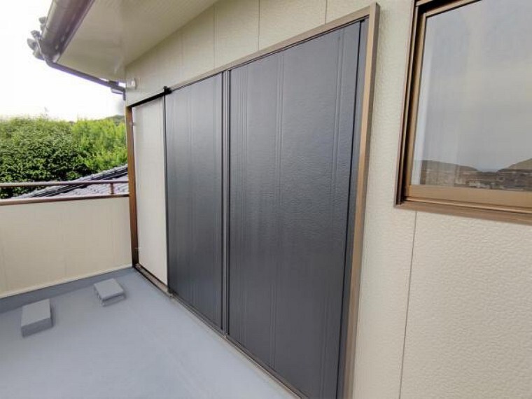 【リフォーム済】2階西側洋室のバルコニーから雨戸を撮影しました。2階のお部屋にも雨戸がついております。塗装済みですのでとてもきれいに見えます。