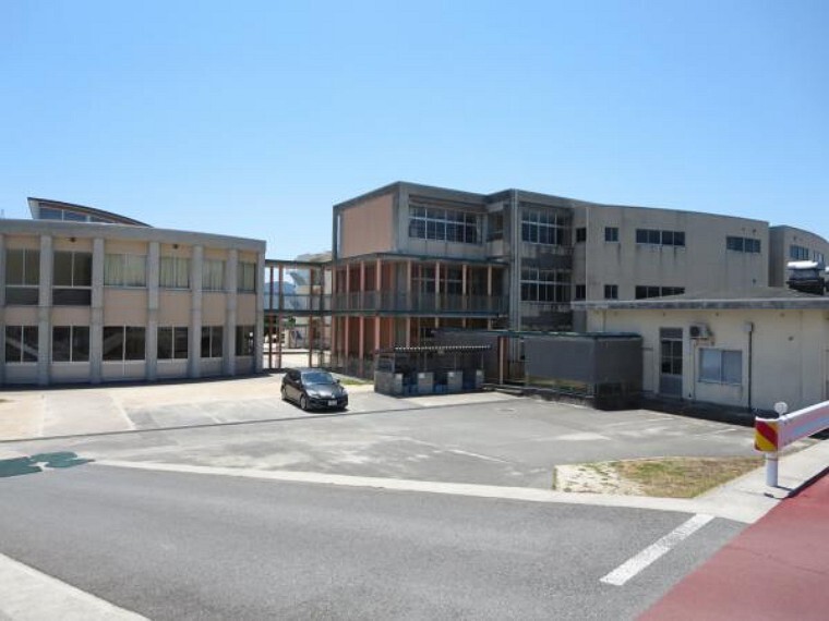 小学校 牟礼小学校地区となります。約1.8kmで徒歩約23分で到着できます。登下校のお友達とのお話が楽しみになりそうですね。