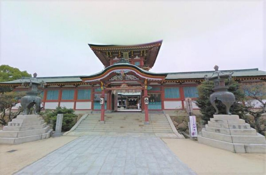 防府天満宮まで約3.1kmで車で約6分で到着できます。学問の神様としても県内で有名ですが、梅の咲く時期もとても綺麗で有名です。近くにあるのでお子様の受験や何かの試験の際に合格を祈願しにすぐ行けるのは嬉しいですね。