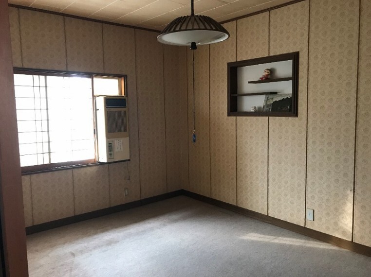 洋室です。日差しもたくさん入りますよ!飾り棚もついているので飾りたいものをすぐ飾れます!