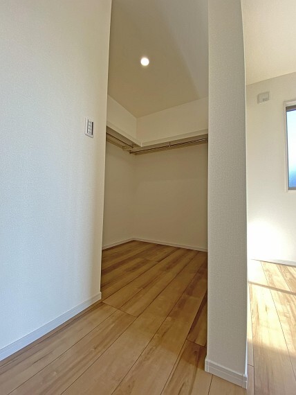 ウォークインクローゼット 現地写真2021.2.22撮影(同仕様写真・本物件の建物とは異なります)