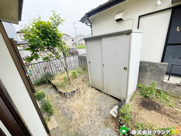 収納 陽光が射し込むお庭は、ほっと一息つける癒しの空間です(2021年5月撮影)