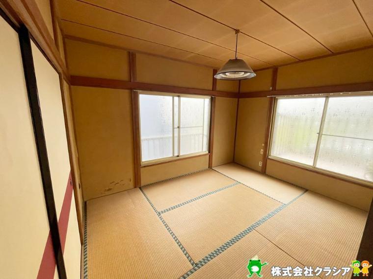 和室 2階の6帖の和室です。障子から射し込む柔らかな光は和室の魅力ですね。畳、障子のほっと落ち着く和のテイストは心にゆとりを生みだしてくれますよ(2021年5月撮影)
