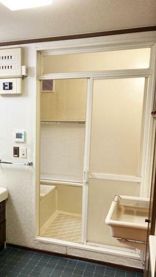浴室 浴室には窓もあります。