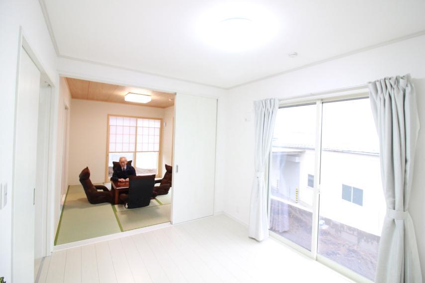 洋室 【1F洋室5.2帖】(同仕様)和室4.5帖と二間続きなので開放的かつ多目的に使えます。 空気清浄機能付エアコン、Wカーテン、照明器具付
