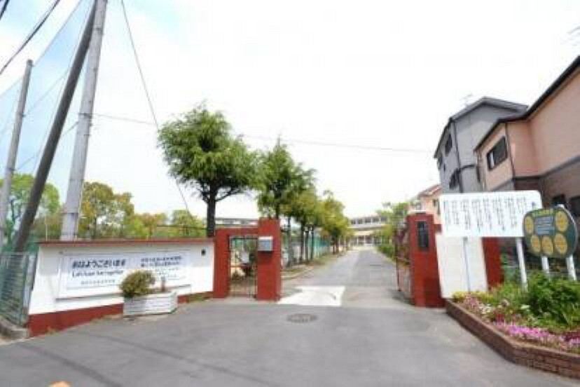 中学校 【中学校】高石市立高石中学校まで778m