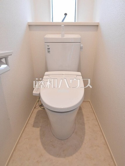 トイレ トイレはウォッシュレット付き、窓を設けた明るい空間で換気も可能 【練馬区貫井4丁目】