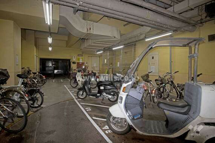 駐輪場 駐輪場・バイク置場駐輪場及びバイク置場は屋根付きの屋内です。雨の日でも自転車・バイクが雨ざらしになる心配がございません。